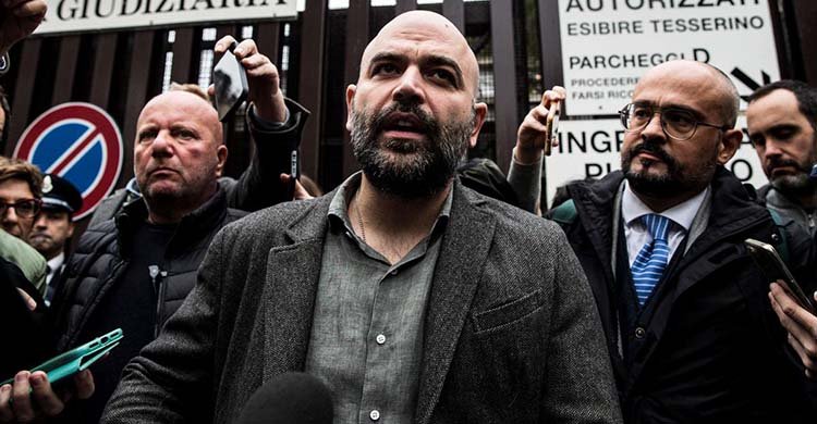 প্রধানমন্ত্রীকে গালি দেয়ায় ইতালিতে লেখক কাঠগড়ায়