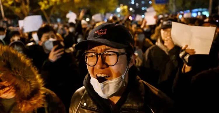 চীনে জিরো কোভিড নীতির প্রতিবাদে রাস্তায় মানুষ