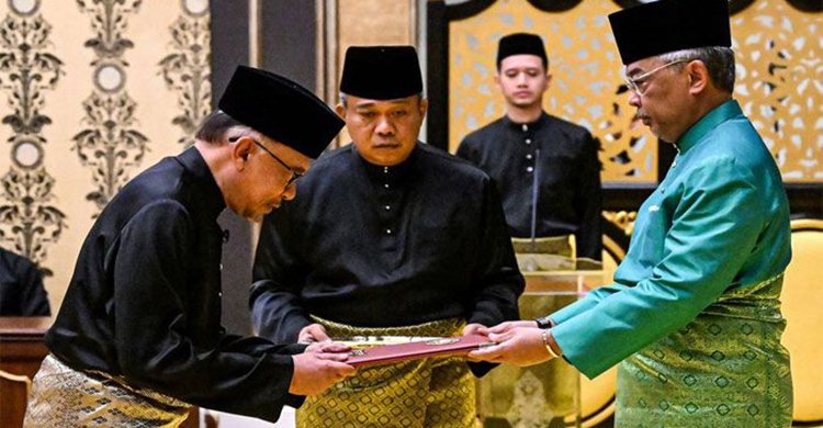 অবশেষে মালয়েশিয়ার প্রধানমন্ত্রী হলেন আনোয়ার ইব্রাহিম