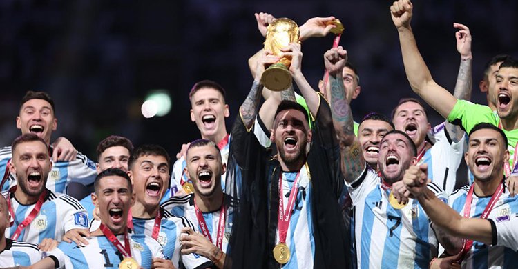 শ্বাসরুদ্ধকর ফাইনাল শেষে মেসির হাতে বিশ্বকাপ