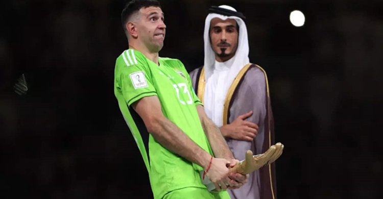 গোল্ডেন গ্লাভস নিয়ে অশ্লীল ভঙ্গির কারণ জানালেন মার্তিনেজ