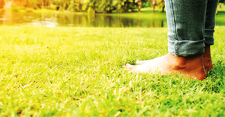 সকালে খালি পায়ে হাঁটার নানা উপকার